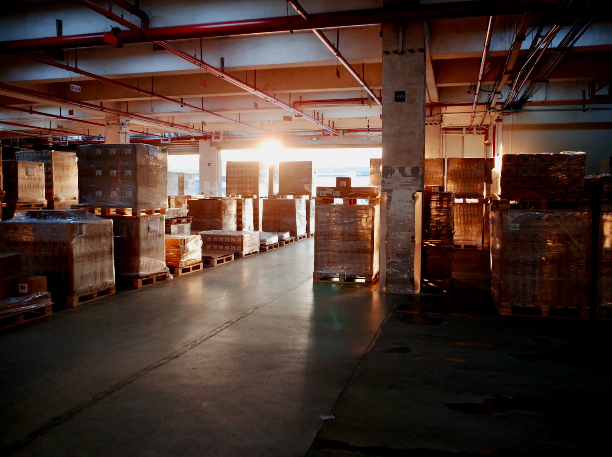 Magazijn met pallets vol goederen in het tegenlicht