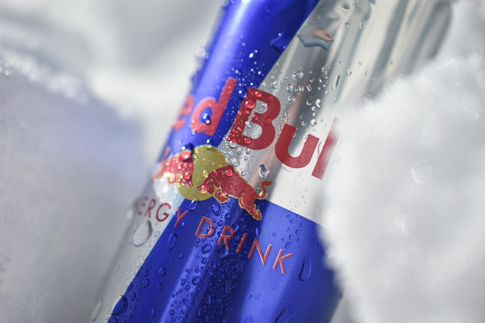 Gekoeld blikje Red Bull met waterdruppels