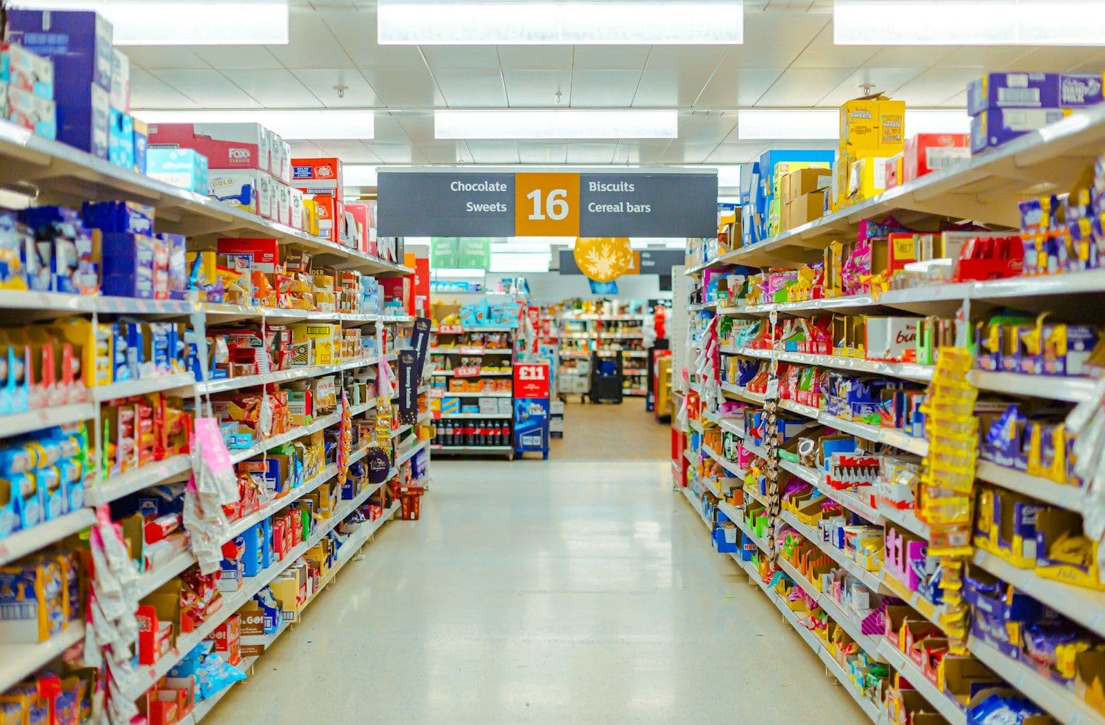 Gang in een supermarkt met gevulde rekken
