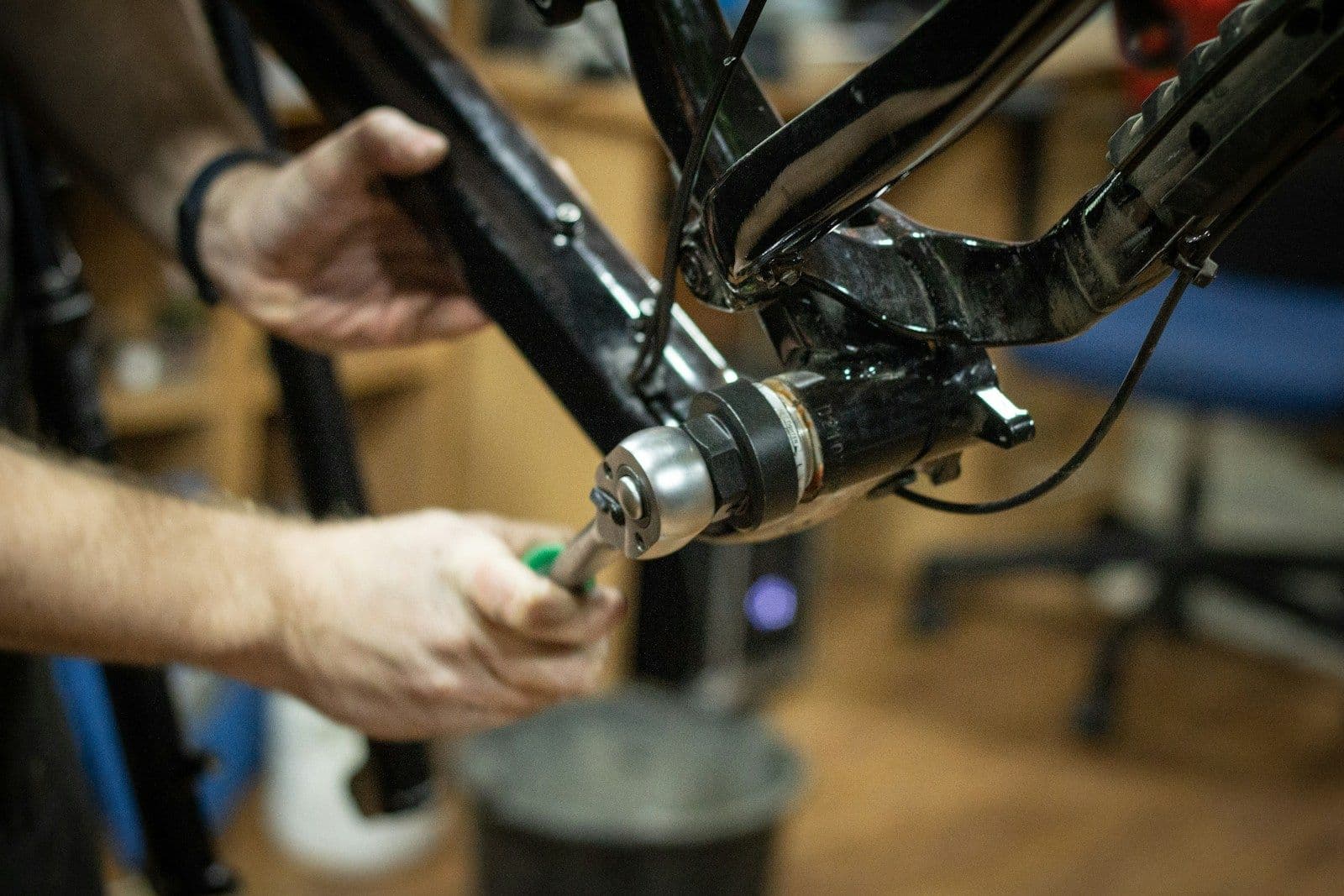 Technieker monteert een onderdeel aan een fietskader